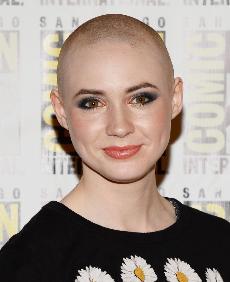 Karen Gillan takes off her wig (Credit: Getty)