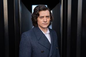 Roger ap Gwilliam (ANEURIN BARNARD) (Credit: BBC Studios/Bad Wolf)